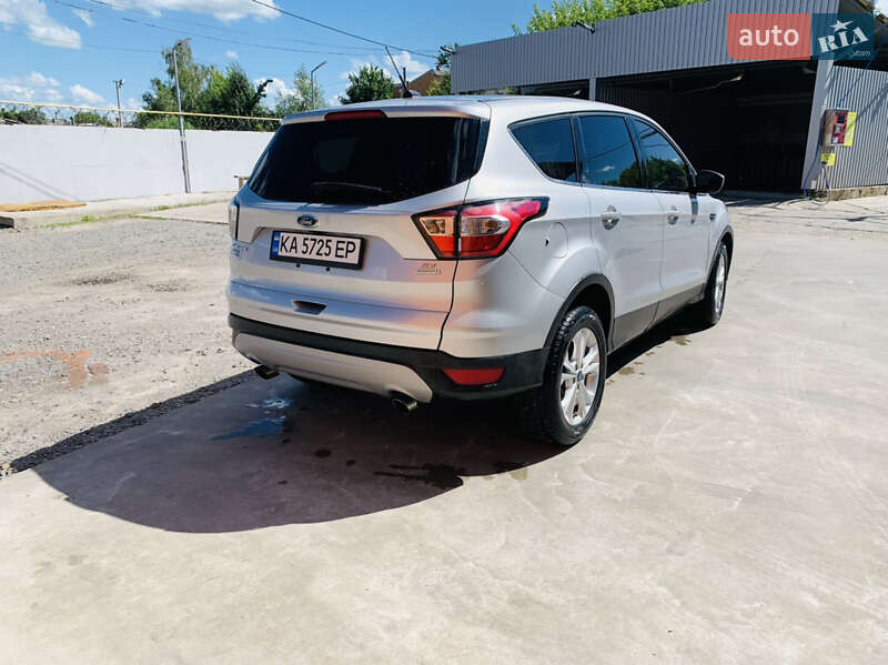 Позашляховик / Кросовер Ford Escape 2017 в Ромнах