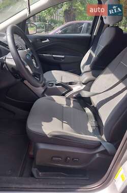 Позашляховик / Кросовер Ford Escape 2015 в 