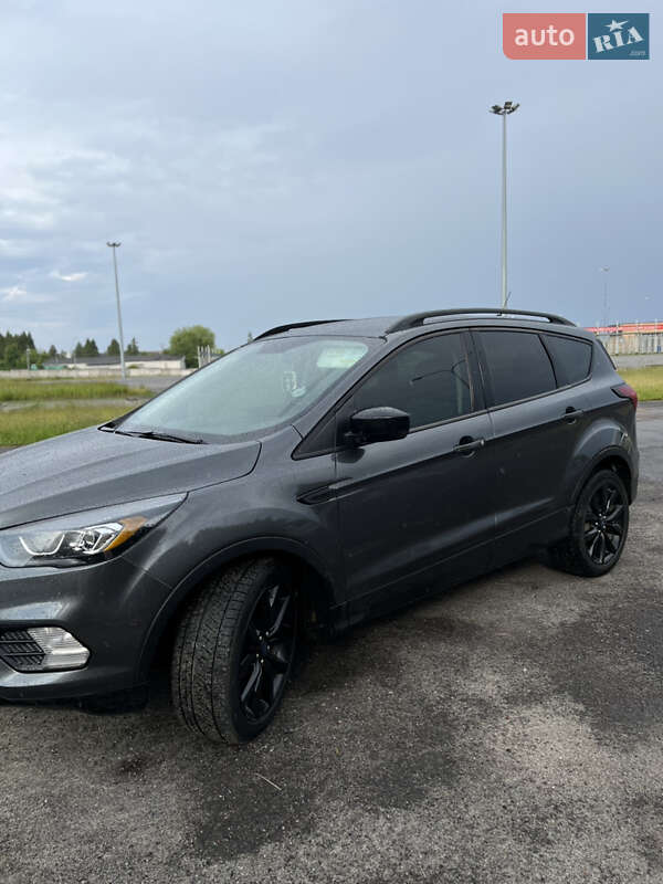 Внедорожник / Кроссовер Ford Escape 2019 в Рени
