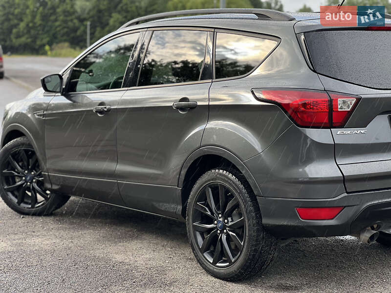 Внедорожник / Кроссовер Ford Escape 2019 в Рени
