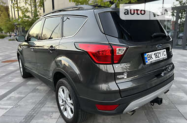 Внедорожник / Кроссовер Ford Escape 2019 в 