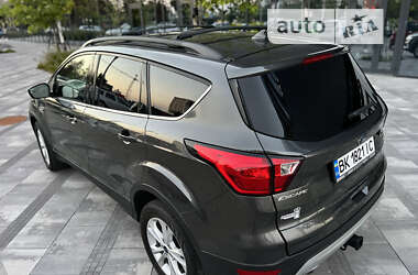 Внедорожник / Кроссовер Ford Escape 2019 в 