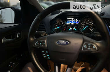 Внедорожник / Кроссовер Ford Escape 2019 в 