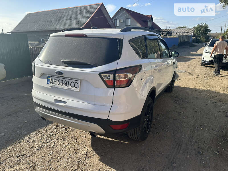 Внедорожник / Кроссовер Ford Escape 2017 в 