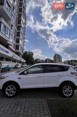Внедорожник / Кроссовер Ford Escape 2017 в 