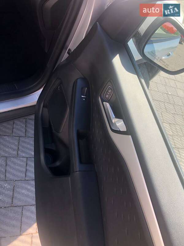 Внедорожник / Кроссовер Ford Escape 2020 в Стрые