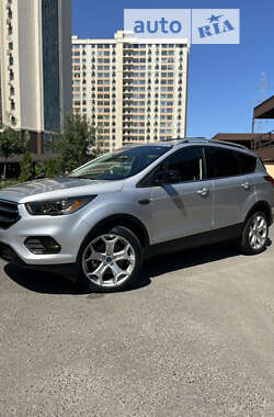 Внедорожник / Кроссовер Ford Escape 2019 в 