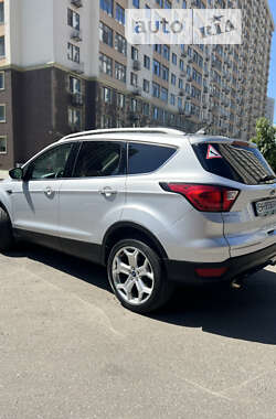 Внедорожник / Кроссовер Ford Escape 2019 в 