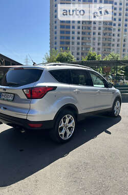 Внедорожник / Кроссовер Ford Escape 2019 в 