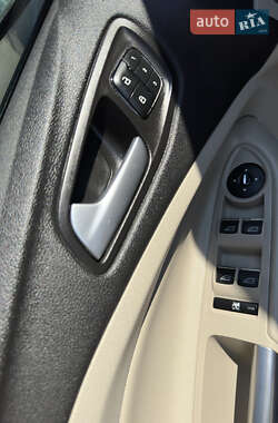 Внедорожник / Кроссовер Ford Escape 2012 в 