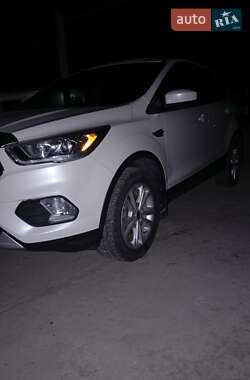 Внедорожник / Кроссовер Ford Escape 2017 в 