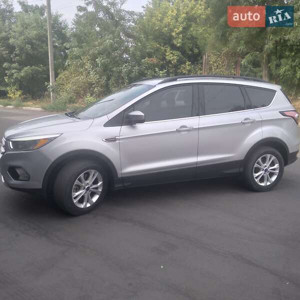 Внедорожник / Кроссовер Ford Escape 2017 в Золотоноше