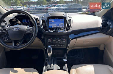 Внедорожник / Кроссовер Ford Escape 2019 в 