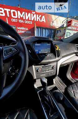 Внедорожник / Кроссовер Ford Escape 2017 в 