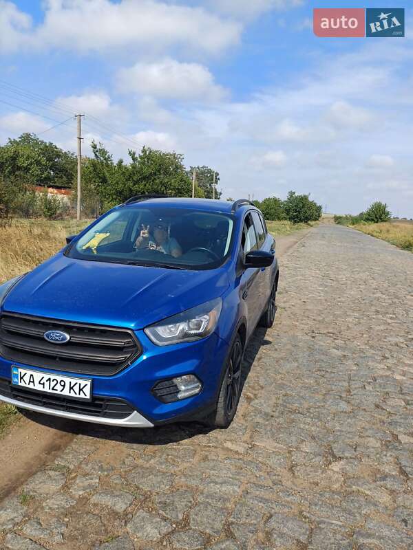 Позашляховик / Кросовер Ford Escape 2017 в Первомайську