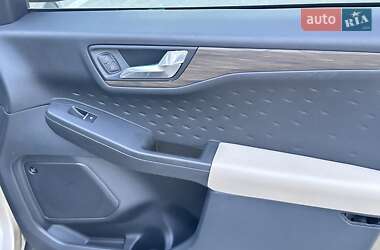 Внедорожник / Кроссовер Ford Escape 2020 в 