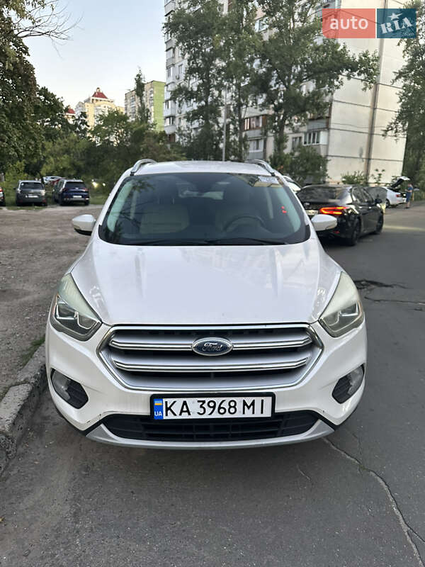Позашляховик / Кросовер Ford Escape 2016 в 