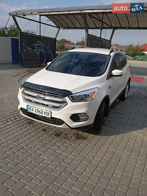 Внедорожник / Кроссовер Ford Escape 2017 в Каменец-Подольском