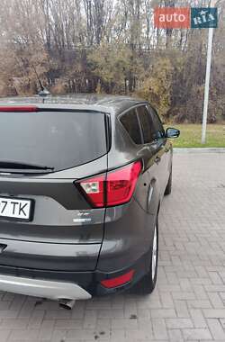 Внедорожник / Кроссовер Ford Escape 2019 в 
