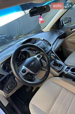 Внедорожник / Кроссовер Ford Escape 2012 в 