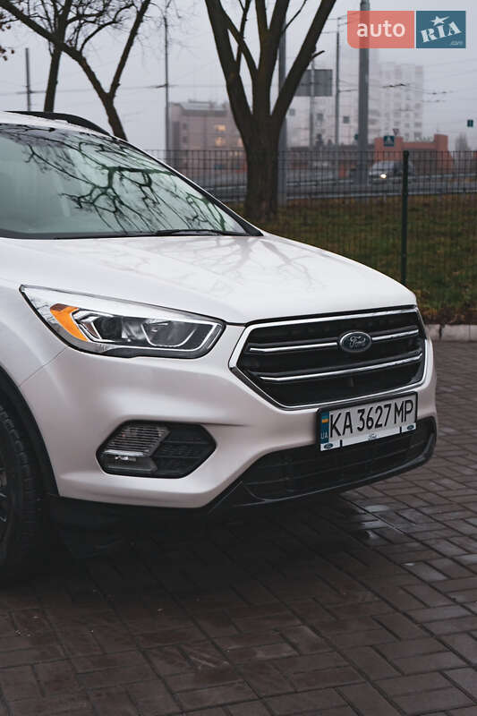 Внедорожник / Кроссовер Ford Escape 2017 в Киеве