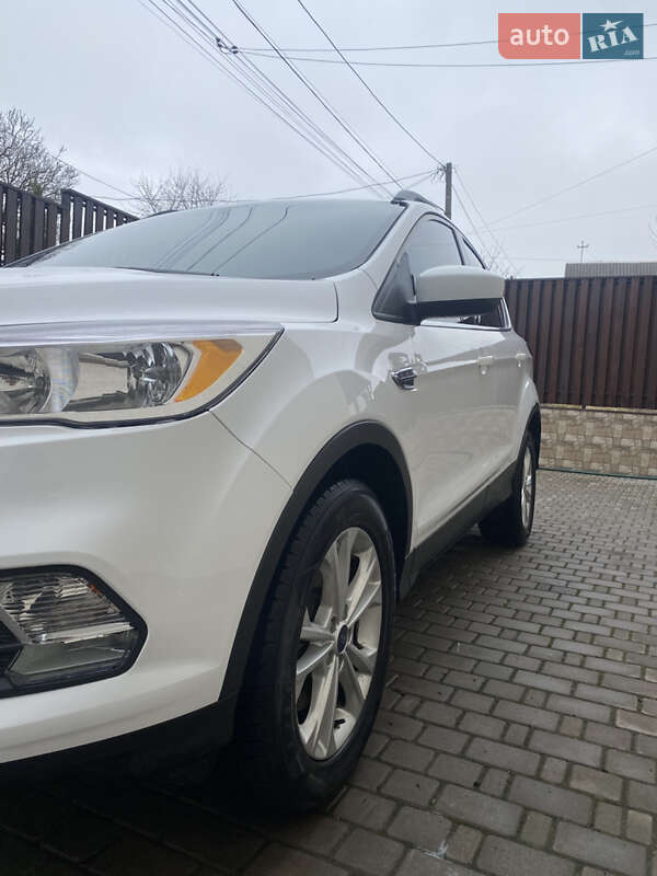Внедорожник / Кроссовер Ford Escape 2018 в Черновцах