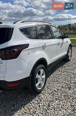 Внедорожник / Кроссовер Ford Escape 2016 в 
