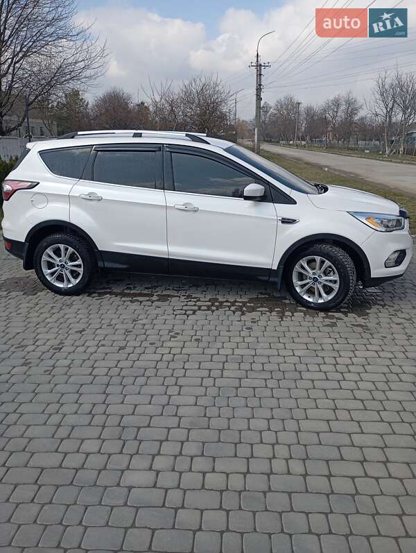 Внедорожник / Кроссовер Ford Escape 2017 в Каменец-Подольском