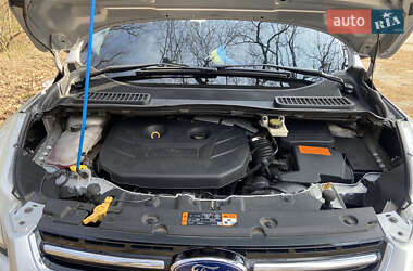 Внедорожник / Кроссовер Ford Escape 2012 в 