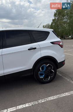 Внедорожник / Кроссовер Ford Escape 2016 в 