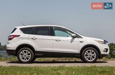 Внедорожник / Кроссовер Ford Escape 2016 в 