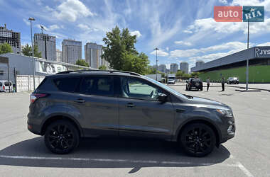 Позашляховик / Кросовер Ford Escape 2016 в 