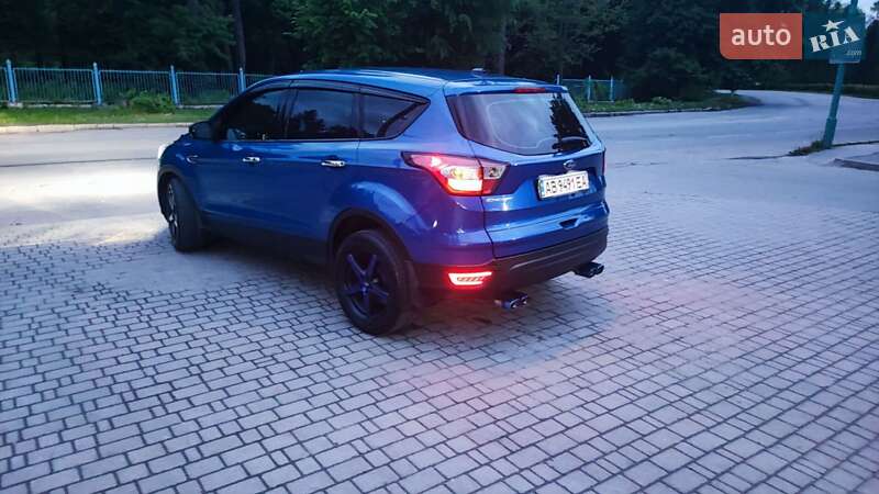 Позашляховик / Кросовер Ford Escape 2017 в 
