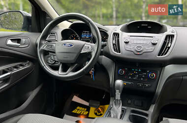 Внедорожник / Кроссовер Ford Escape 2017 в 