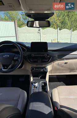 Внедорожник / Кроссовер Ford Escape 2020 в 