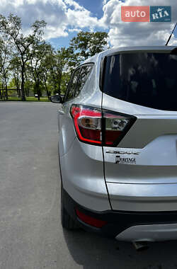 Внедорожник / Кроссовер Ford Escape 2017 в 
