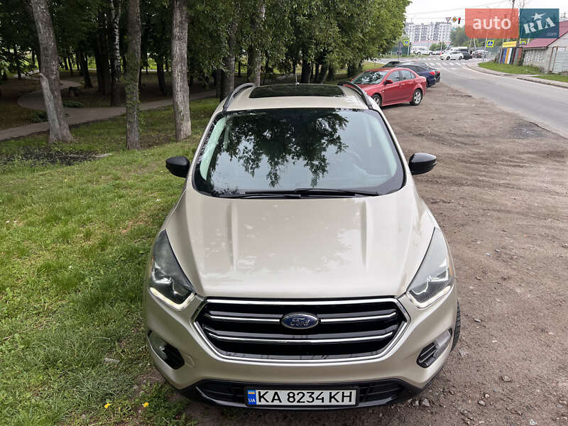 Внедорожник / Кроссовер Ford Escape 2016 в Вишневом