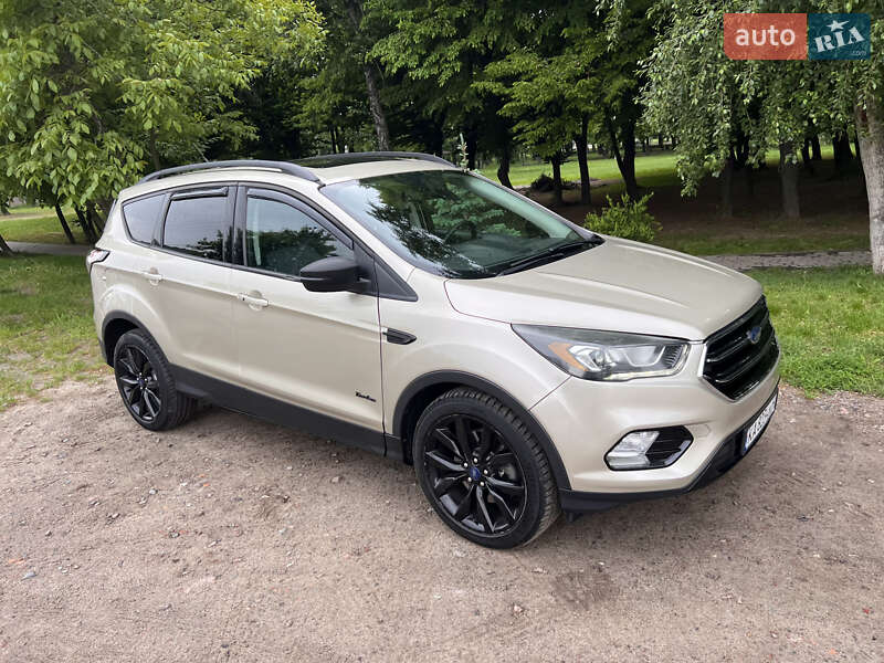 Внедорожник / Кроссовер Ford Escape 2016 в Вишневом