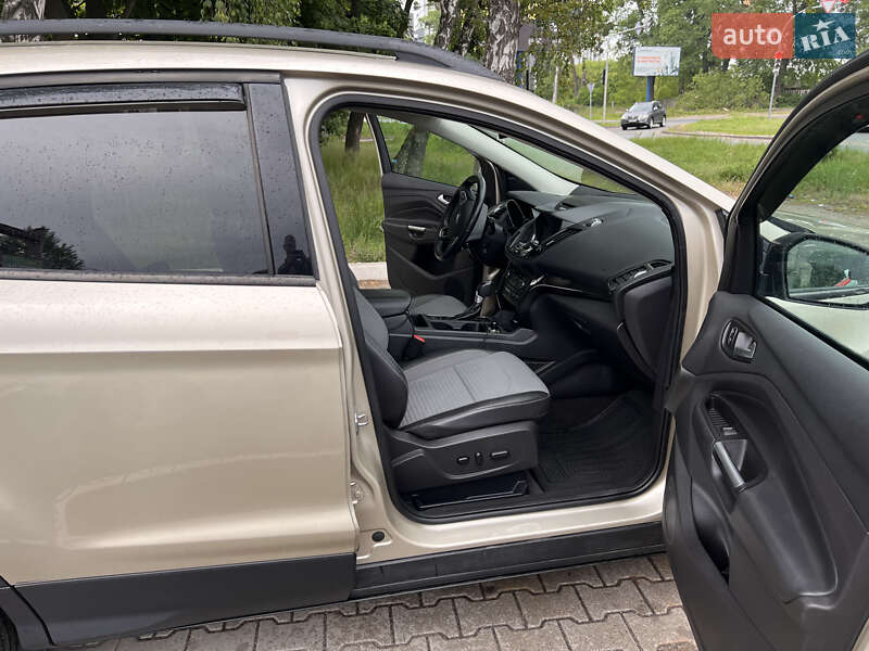 Внедорожник / Кроссовер Ford Escape 2016 в Вишневом