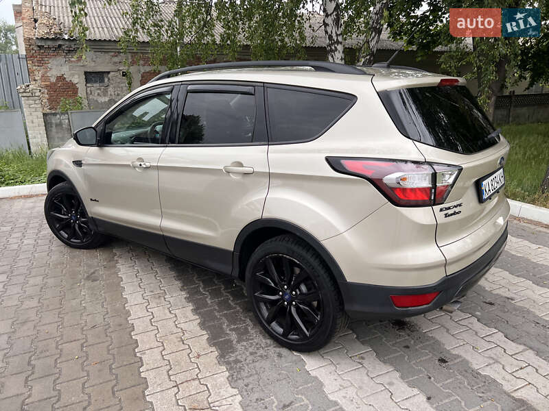 Внедорожник / Кроссовер Ford Escape 2016 в Вишневом