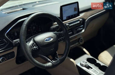 Внедорожник / Кроссовер Ford Escape 2020 в 