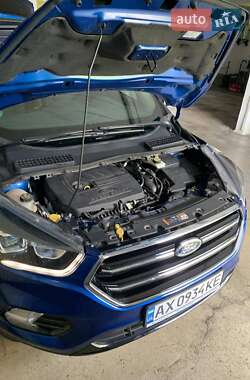 Позашляховик / Кросовер Ford Escape 2017 в 