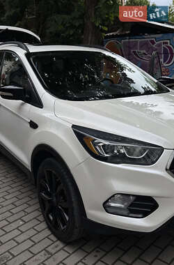 Внедорожник / Кроссовер Ford Escape 2017 в 