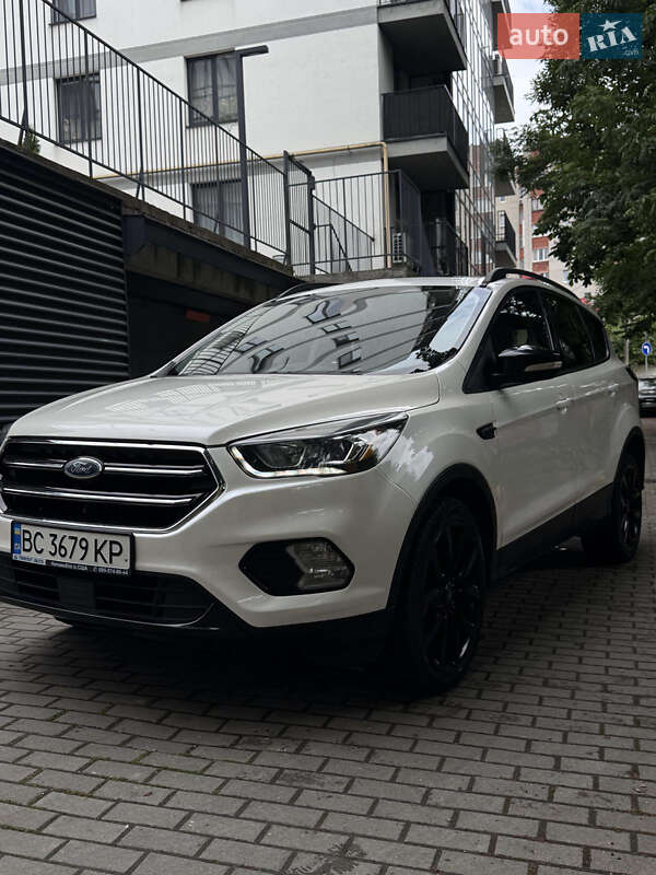 Внедорожник / Кроссовер Ford Escape 2017 в 