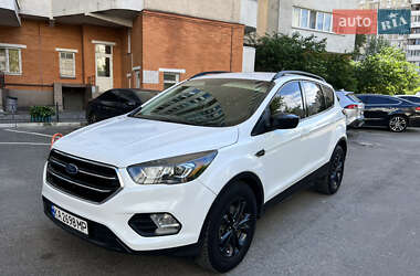 Внедорожник / Кроссовер Ford Escape 2017 в 