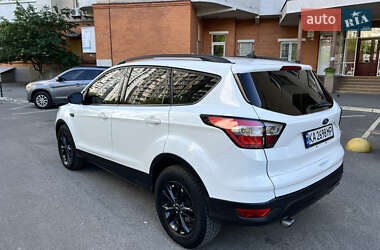 Внедорожник / Кроссовер Ford Escape 2017 в 