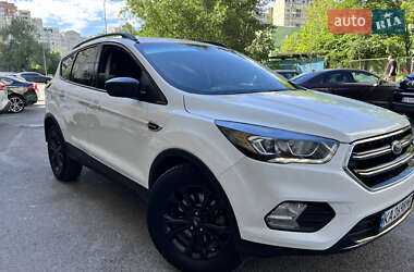 Внедорожник / Кроссовер Ford Escape 2017 в 