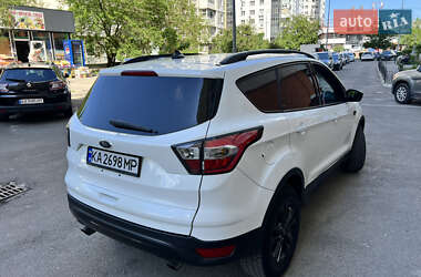 Внедорожник / Кроссовер Ford Escape 2017 в 