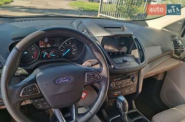 Внедорожник / Кроссовер Ford Escape 2018 в 