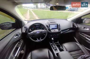 Внедорожник / Кроссовер Ford Escape 2018 в 